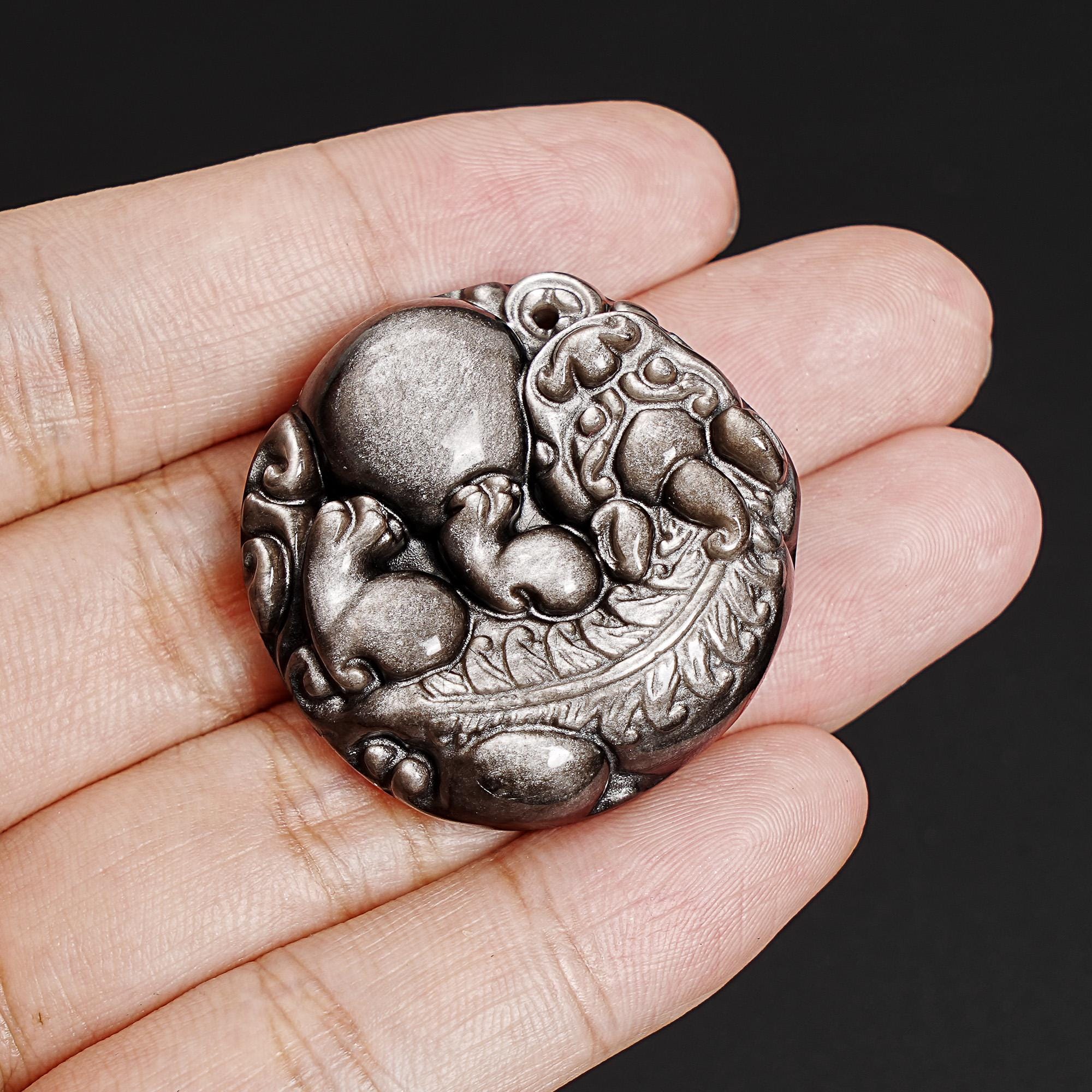 シルバー オブシディアン 九尾 高品質 手彫り 本物の天然シルバーオブシディアン ピシウペンダント グレードAAA 宝石