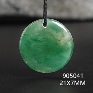 Pu&ograve; includere: Un ciondolo rotondo di giada verde lucidata con un cordino nero. Il ciondolo misura 2,1 cm di diametro e 0,7 cm di spessore. L'immagine include anche i numeri "905041".