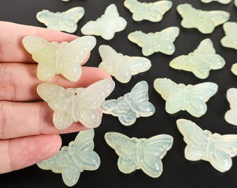 Colgante de jade serpentino con forma de mariposa verde tallado a mano, piedra preciosa natural de grado AA, única en su tipo.
