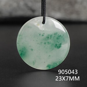 Pu&ograve; includere: Ciondolo rotondo in giada con cordino nero. Il ciondolo &egrave; principalmente verde chiaro con macchie verdi pi&ugrave; scure. Dimensioni: 23 mm x 7 mm. Codice prodotto: 905043.
