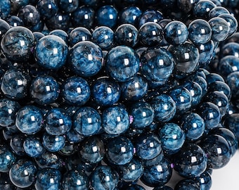 Könnte beinhalten: Nahaufnahme von mehreren Strängen blauer Edelsteinperlen. Die Perlen sind ein tiefes, sattes Blau mit subtilen Farb- und Texturvariationen. Die runden Perlen sind aneinandergereiht und erzeugen einen geschichteten Effekt. Die Perlen haben eine polierte, glänzende Oberfläche.