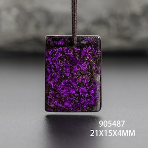 Op de afbeelding: Rechthoekige hanger met een levendig paars en zwart gespikkeld patroon, bevestigd aan een bruin koord. De afmetingen zijn 21mm x 15mm x 4mm. De hanger heeft een gepolijste, glanzende afwerking. De tekst "905487" is zichtbaar.