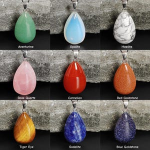 Puede incluir: Nueve colgantes de piedras preciosas en forma de l&aacute;grima de varios colores, incluyendo Aventurina verde, Opalita azul y Howlita blanca. Otras piedras son Cuarzo Rosa, Cornalina, Piedra del sol roja, Ojo de tigre, Sodalita y Goldstone azul. Cada colgante tiene una fianza plateada.