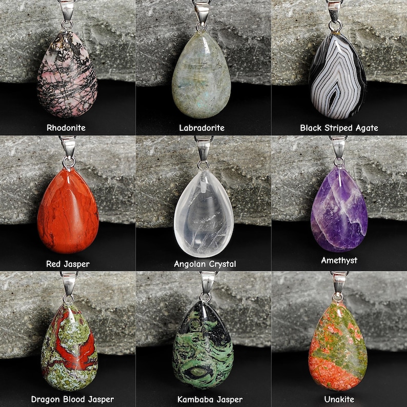 Puede incluir: Nueve colgantes de piedras preciosas con aros plateados. Las piedras incluyen Rodonita, Labradorita, &Aacute;gata Negra Rayada, Jaspe Rojo, Cristal Angole&ntilde;o, Amatista, Jaspe de Sangre de Drag&oacute;n, Jaspe Kambaba y Unakita. Cada piedra tiene forma de l&aacute;grima.