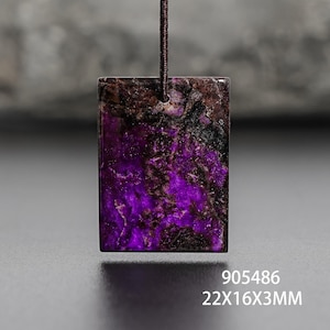 Op de afbeelding: Een rechthoekige hanger met een levendig paars en bruin gemarmerd patroon, opgehangen aan een donkerbruin koord. Afmetingen: 22mm x 16mm x 3mm. Artikelnummer 905486.