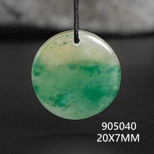 Pu&ograve; includere: Un ciondolo rotondo verde e bianco, con un cordino nero. Il ciondolo ha un aspetto marmorizzato con sfumature verdi e bianche. Il testo "905040 20X7MM" &egrave; visibile in basso nell'immagine.