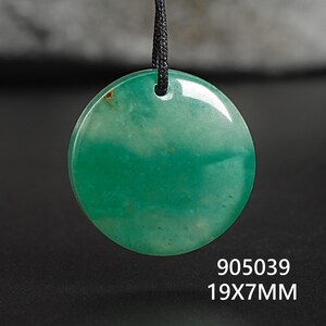 Pu&ograve; includere: Un ciondolo rotondo verde con un cordino nero. Il ciondolo &egrave; di un verde vibrante con venature verdi pi&ugrave; chiare. Il testo "905039" e "19X7MM" &egrave; visibile. Il ciondolo misura circa 1,9 cm di diametro e 0,7 cm di spessore.