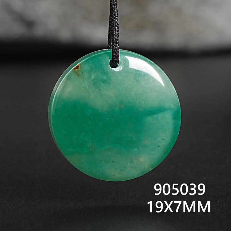 Pu&ograve; includere: Un ciondolo rotondo verde con un cordino nero. Il ciondolo &egrave; di un verde vibrante con venature verdi pi&ugrave; chiare. Il testo "905039" e "19X7MM" &egrave; visibile. Il ciondolo misura circa 1,9 cm di diametro e 0,7 cm di spessore.