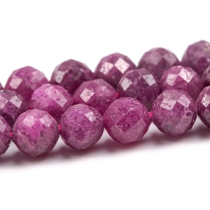 Puede incluir: Una hebra de cuentas de piedra preciosa rosa facetadas. Las cuentas son redondas y tienen un acabado liso y pulido.