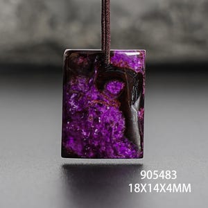 Op de afbeelding: Een rechthoekige hanger met een levendig paars en donkerbruin gemarmerd patroon. De hanger is opgehangen aan een bruin koord. De afmetingen zijn 1,8x1,4x0,4cm. De tekst "905483" is zichtbaar.