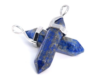 Könnte beinhalten: Zwei blaue Lapislazuli-Kristallanhänger mit silberfarbenen Metallkappen und Schlaufen. Die Anhänger sind sechseckig und haben eine polierte Oberfläche. Der Hintergrund ist weiß.