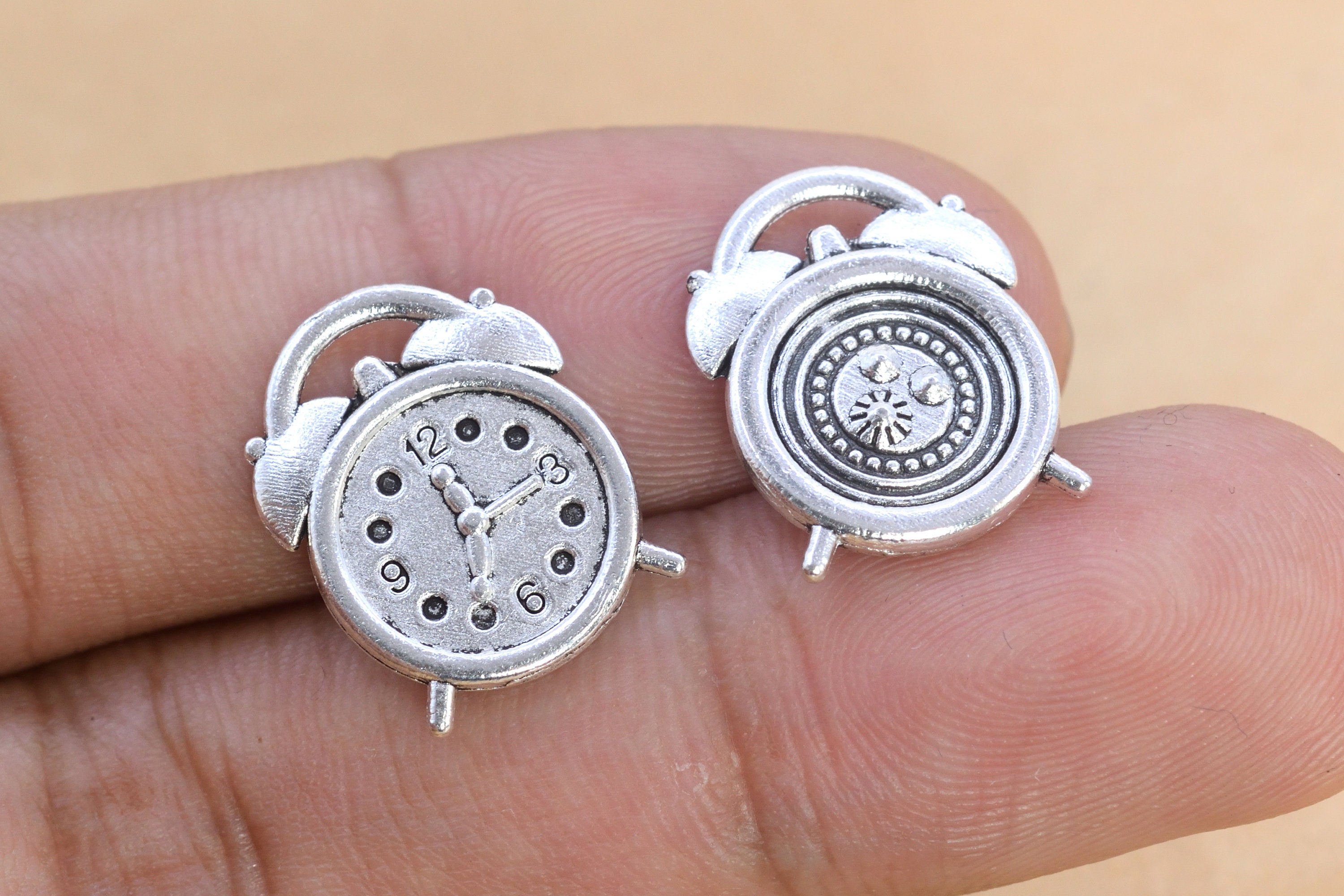 17 x 13 MM 時計チャーム シルバートーン 亜鉛合金チャーム 12 個