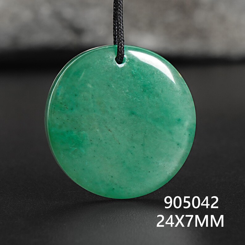 Pu&ograve; includere: Un ciondolo rotondo verde con un cordino nero. Il ciondolo misura 2,4 cm di diametro e 7 mm di spessore. La superficie &egrave; liscia e lucida. Il testo "905042" e "24X7MM" &egrave; stampato in basso a destra.