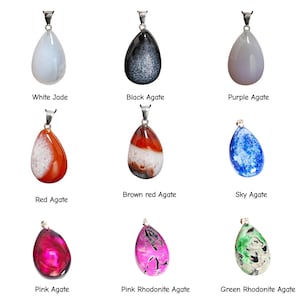 Puede incluir: Nueve colgantes de piedras preciosas en varios colores, incluyendo jade blanco, &aacute;gata negra, &aacute;gata p&uacute;rpura, &aacute;gata roja, &aacute;gata rojo marr&oacute;n, &aacute;gata cielo, &aacute;gata rosa, &aacute;gata rodonita rosa y &aacute;gata rodonita verde. Cada colgante tiene una fianza plateada.