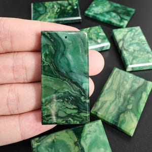 Colgante rectangular de jade australiano verde - Piedra preciosa natural de grado AA, única en su tipo, para joyería.