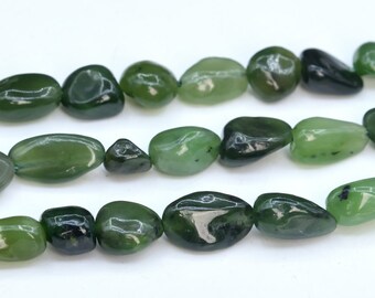 Pode incluir: Um fio de contas de jade verde escuro, cada conta é lisa e polida com uma forma ligeiramente irregular.