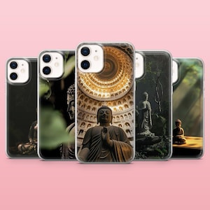 Puede incluir: Cinco fundas transparentes para teléfono con imágenes de estatuas de Buda. Las fundas presentan diversas representaciones artísticas de Buda, incluyendo estatuas en templos y entornos naturales, con diferentes paletas de colores.