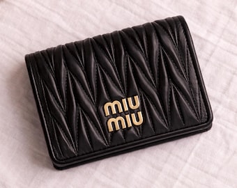 Gestepptes Echtleder Mini Portemonnaie: Bifold Kartenhalter mit goldener Hardware