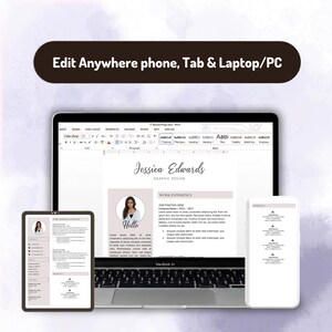 Pu&ograve; includere: Un computer portatile, un tablet e uno smartphone che mostrano un modello di curriculum. Il testo in alto recita Edit Anywhere phone, Tab & Laptop/PC. Il curriculum presenta una foto profilo circolare, il nome Jessica Edwards e sezioni di esperienza.