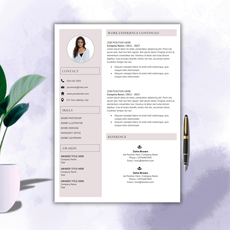 Pu&ograve; includere: Un modello di curriculum professionale con una barra laterale color malva chiaro, un segnaposto circolare per la foto e sezioni per contatti, competenze e premi. Il corpo principale include esperienza lavorativa e referenze in nero.