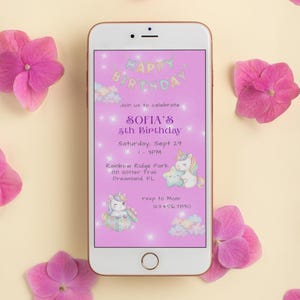 Puede incluir: Un teléfono inteligente blanco que muestra una invitación de cumpleaños digital sobre un fondo morado con unicornios, estrellas y nubes. El texto dice: Happy Birthday, Sofia's 5th Birthday, Saturday, Sept 29, 1-3PM, Rainbow Ridge Park, 88 Glitter Trail, Dreamland, FL.