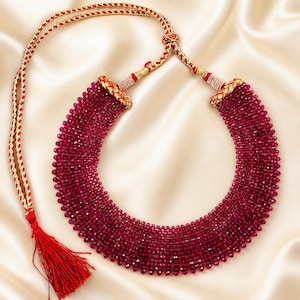 Collana girocollo rosso rubino: ampia collana realizzata a mano con perline di cristallo e laccetto regolabile.