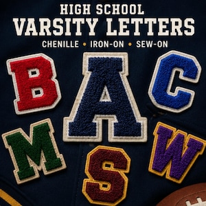 Könnte beinhalten: Eine Sammlung von Chenille-Buchstaben-Aufnähern in Rot, Marineblau, Königsblau, Dunkelgrün, Kastanienbraun und Lila, jeweils mit cremefarbenem Rand. Der Text lautet HIGH SCHOOL VARSITY LETTERS CHENILLE IRON-ON SEW-ON auf dunkelblauem Grund.