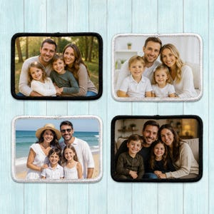 Peut inclure: Quatre écussons photo rectangulaires personnalisés avec des bordures cousues. Chaque écusson présente un portrait de famille différent, incluant des scènes de parc, des intérieurs et des photos de plage, montrant divers groupes familiaux.