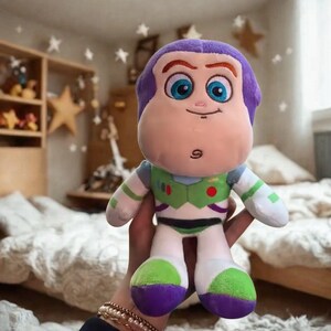 Puede incluir: Un mu&ntilde;eco de peluche de Buzz Lightyear, con cabeza morada, ojos azules y un traje espacial verde y blanco. El mu&ntilde;eco tiene una expresi&oacute;n amigable y est&aacute; dise&ntilde;ado para parecerse al personaje de las pel&iacute;culas de Toy Story. El peluche es suave y tierno.