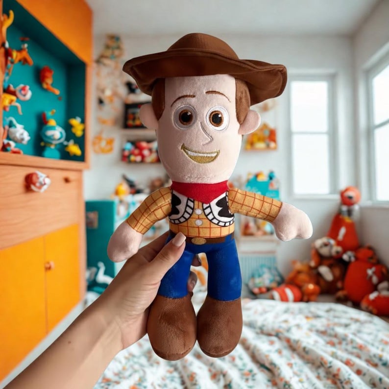 Puede incluir: Un peluche del personaje Woody de la pel&iacute;cula Toy Story. La mu&ntilde;eca tiene un sombrero de vaquero marr&oacute;n, una camisa a cuadros amarilla, pantalones azules y botas marrones. Tiene un pa&ntilde;uelo rojo y una cara sonriente.