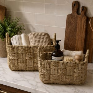Panier de rangement tissé avec poignées - Organiseur de ferme rustique, panier de comptoir de salle de bain, décoration d'étagère, rangement naturel pour la maison