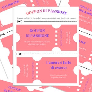 Può includere: Buoni d'amore rosa e bianchi con il testo "COUPON DI PASSIONE" e "L'amore è l'arte di esserci". I buoni hanno linee tratteggiate per il taglio e le parole "LOVE COUPON" e "Valid Until You Love Me".