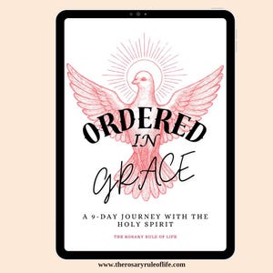 Könnte beinhalten: Ein digitales Tablet zeigt eine rot-schwarze Illustration einer Taube mit ausgebreiteten Flügeln, umgeben von einem Sonnenstrahl-Design. Der Text "ORDERED IN GRACE" ist prominent, mit zusätzlichem Text, der eine 9-tägige Reise mit dem Heiligen Geist anzeigt.