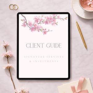 Puede incluir: Una tableta digital muestra una "Guía del Cliente" con detalles florales. La imagen incluye un bolígrafo dorado, una taza de té con flores rosas, una tarjeta de regalo con una cinta rosa y dos anillos dorados. También hay una ramita de flores rosas.