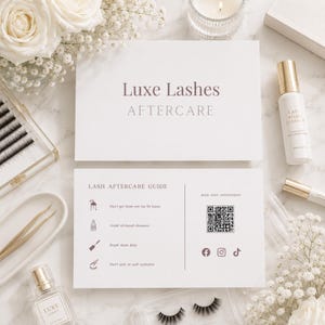 Puede incluir: Una composición plana de productos para el cuidado de pestañas. La imagen incluye una tarjeta blanca con "Luxe Lashes AFTERCARE", una botella de limpiador de espuma para pestañas y un frasco de perfume. También se ven pestañas postizas, pinzas y una bandeja de pestañas individuales.