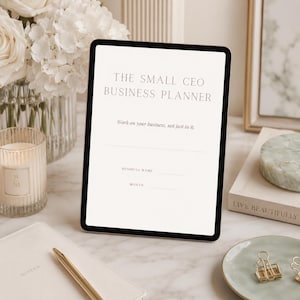 Könnte beinhalten: Ein digitales Tablet mit einem weißen Bildschirm, auf dem der Text THE SMALL CEO BUSINESS PLANNER, gefolgt von dem Satz Work on your business, not just in it, sowie Zeilen für Business Name und Month in einem klaren Layout zu sehen sind.