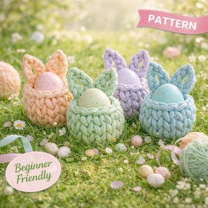 以下が含まれることがあります： パステルカラーの編みウサギバスケット4つ。それぞれに斑点のある卵が入っています。バスケットはピーチ、グリーン、ラベンダー、ブルーです。画像には、ピンクのバナーに「Pattern」と「Beginner Friendly」という文字が含まれています。