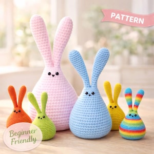 Puede incluir: Una taza de cerámica blanca con un asa negra y el texto "But First, Coffee" en un estilo manuscrito. La taza está sobre una superficie blanca. La taza mide 10 cm de alto.