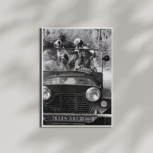 Puede incluir: Un juego de tres tazas de cer&aacute;mica con un esmalte moteado de color crema. Cada taza presenta un dise&ntilde;o pintado a mano diferente: una hoja verde, una flor azul y un sol amarillo. Las tazas tienen un dise&ntilde;o simple y moderno.