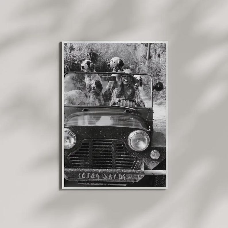 Puede incluir: Un juego de tres tazas de cer&aacute;mica con un esmalte moteado de color crema. Cada taza presenta un dise&ntilde;o pintado a mano diferente: una hoja verde, una flor azul y un sol amarillo. Las tazas tienen un dise&ntilde;o simple y moderno.