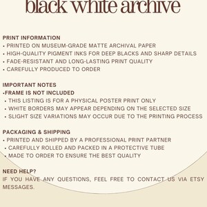 K&ouml;nnte beinhalten: Ein beigefarbenes Poster mit dem Text "black white archive" in dunkler, brauner Schrift. Das Poster enth&auml;lt Informationen zu Druck, wichtigen Hinweisen und Verpackungsdetails.