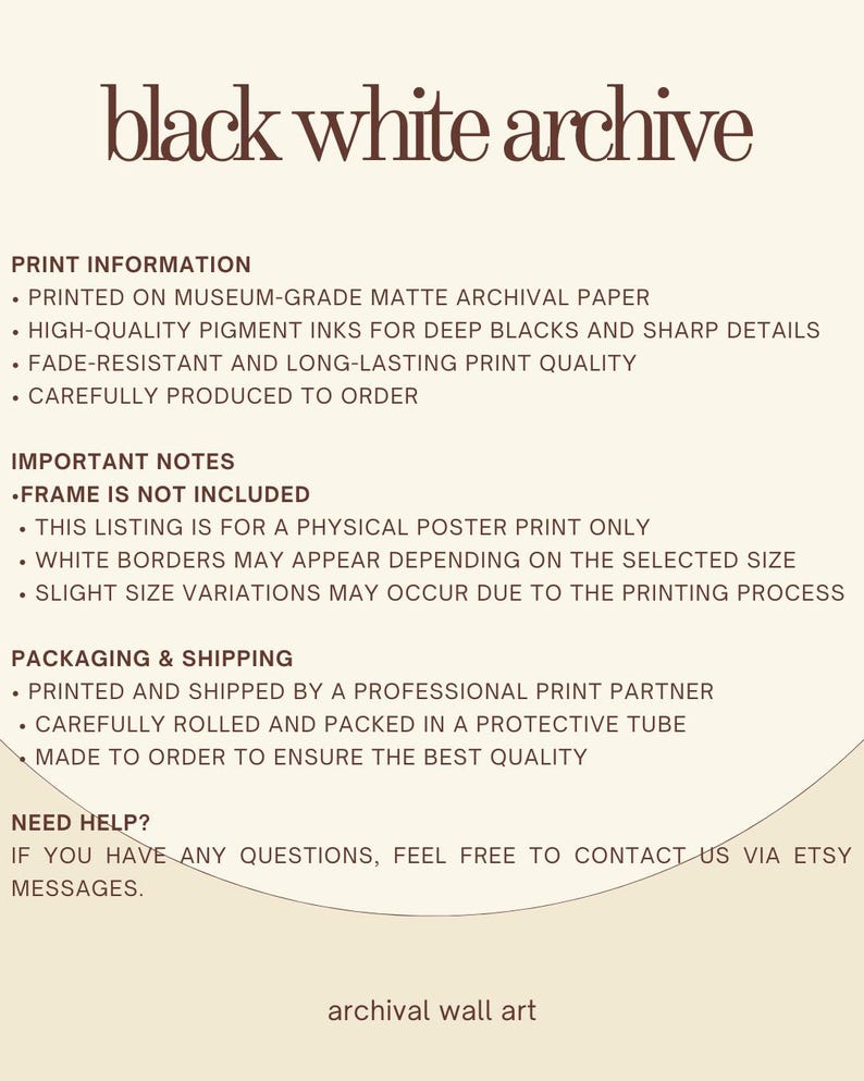 K&ouml;nnte beinhalten: Ein beigefarbenes Poster mit dem Text "black white archive" in dunkler, brauner Schrift. Das Poster enth&auml;lt Informationen zu Druck, wichtigen Hinweisen und Verpackungsdetails.