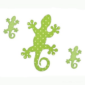 以下が含まれることがあります： 白い水玉模様の緑色のヤモリが3匹。一番大きなヤモリは画像の中央にあり、2匹の小さなヤモリは左右にいます。