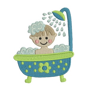 Könnte beinhalten: Eine blaue Badewanne mit grünem Rand und einem weißen Blumendesign. Ein Cartoon-Junge mit braunen Haaren nimmt ein Bad mit Blasen und einem blauen Duschkopf.