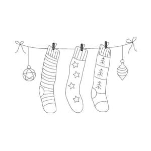 Puede incluir: Tres calcetines de Navidad negros y blancos colgados de una cuerda con dos adornos. Los calcetines tienen diferentes patrones: rayas, estrellas y árboles de Navidad.