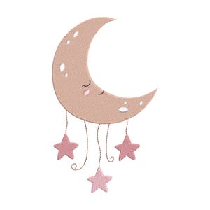 Puede incluir: Una luna creciente rosa con una cara sonriente y tres estrellas rosas colgando de ella.