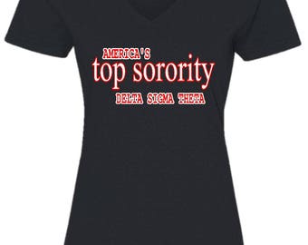 Camiseta con cuello en V para mujer Delta Sigma Theta