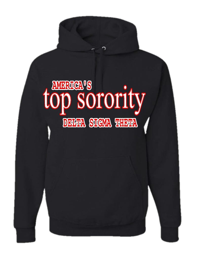 Puede incluir: Sudadera con capucha negra con el texto "AMERICA'S top sorority DELTA SIGMA THETA" en rojo.
