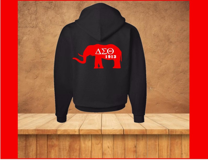 Puede incluir: Sudadera con capucha negra con una silueta de elefante roja y el texto "&Delta;&Sigma;&Theta; 1913" en la espalda.