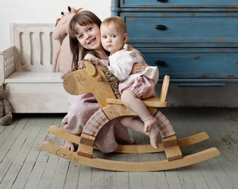 Cavallo a dondolo in legno di ispirazione vintage fatto a mano per bambini, il classico compagno di gioco nostalgico